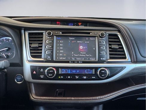 Used 2017 Toyota Highlander Limited Platinum AWD/4WD image 11