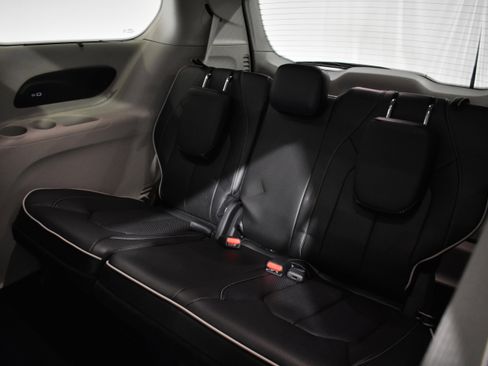 Used 2023 Chrysler Pacifica Limited w/ Trailer Tow Group image 25