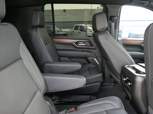 Used 2025 GMC Yukon XL Denali RWD image 21
