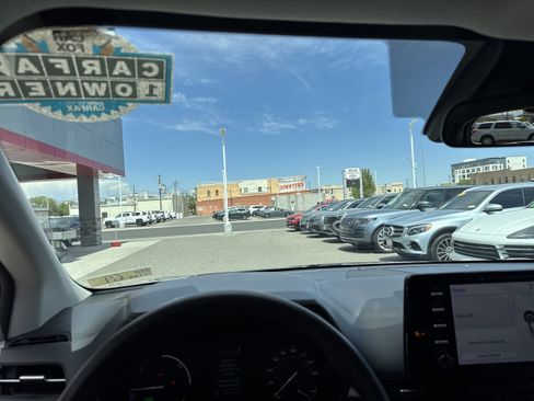 Used 2023 Toyota Sienna LE FWD image 3