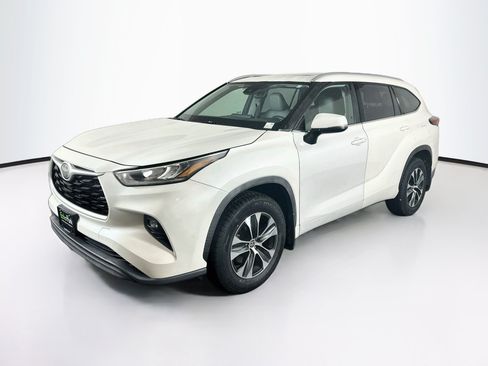 Used 2020 Toyota Highlander XLE AWD/4WD image 3