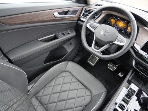 Certified 2025 Volkswagen Atlas SEL Premium R-Line image 9