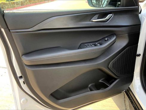 New 2025 Jeep Grand Cherokee Altitude image 10