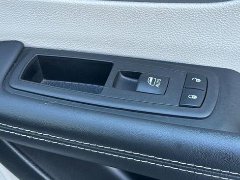 Used 2023 Chrysler Pacifica Touring-L image 23