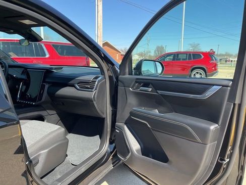 Used 2025 GMC Acadia Elevation image 16