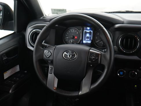Used 2017 Toyota Tacoma TRD Off-Road w/ Premium & Technology Package AWD/4WD image 14