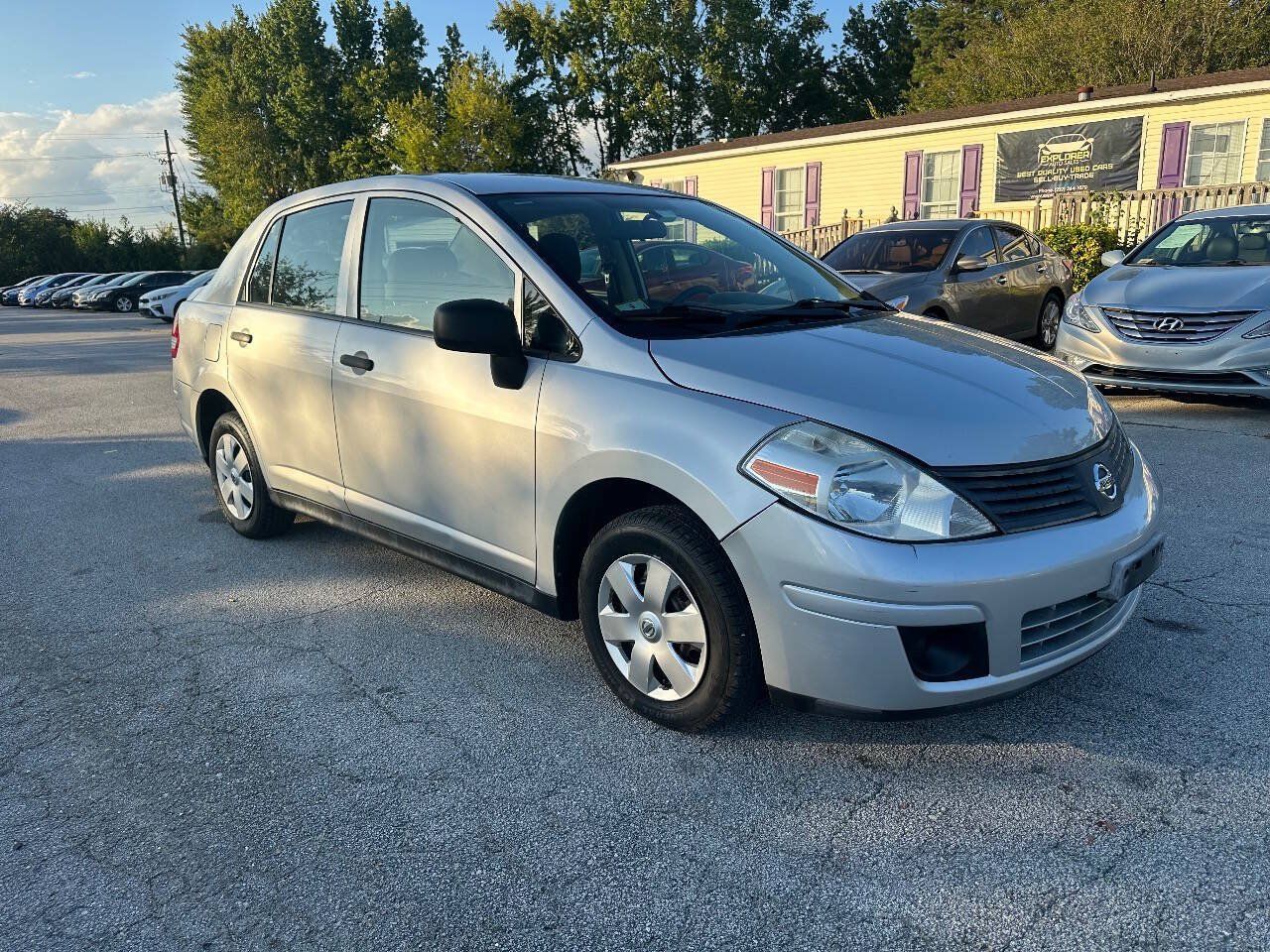 Used 2009 Nissan Versa Sedan FWD image 5