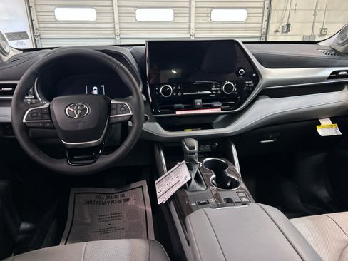 New 2026 Toyota Highlander Platinum AWD/4WD image 4