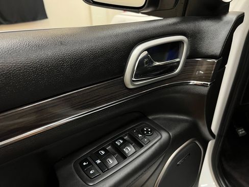 Used 2018 Jeep Grand Cherokee Overland image 21