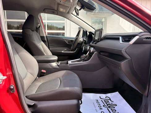 Used 2021 Toyota RAV4 LE AWD/4WD image 12