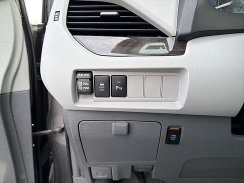 Used 2019 Toyota Sienna XLE Premium AWD/4WD image 17