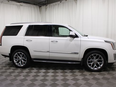 Used 2016 Cadillac Escalade Luxury AWD/4WD image 30