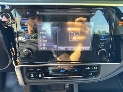 Used 2017 Toyota Corolla SE w/ Carpet Mat Package (TMS) FWD image 18