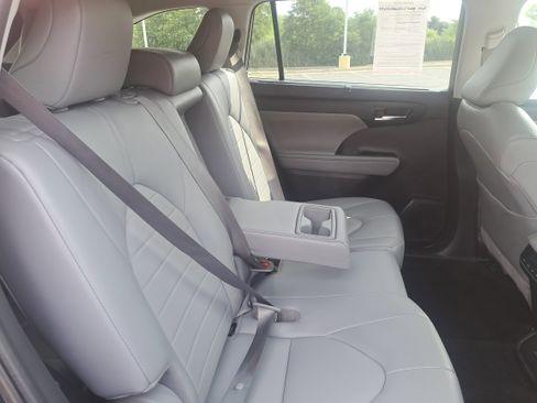 Used 2022 Toyota Highlander XLE image 11