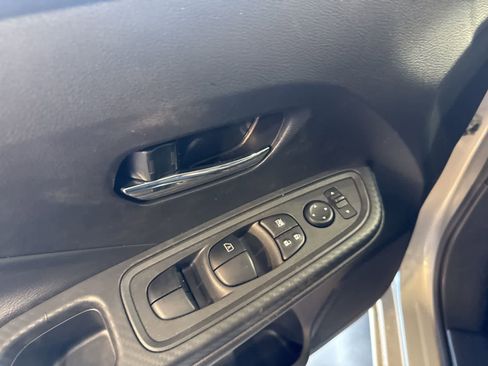 Used 2025 Nissan Versa SV w/ Trunk Package image 17