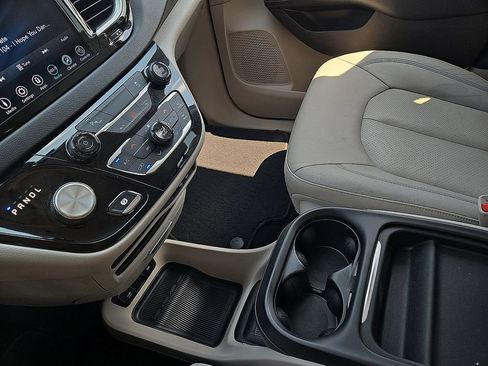 Used 2019 Chrysler Pacifica Touring-L FWD image 20