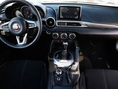 Used 2017 FIAT 124 Spider Classica image 2