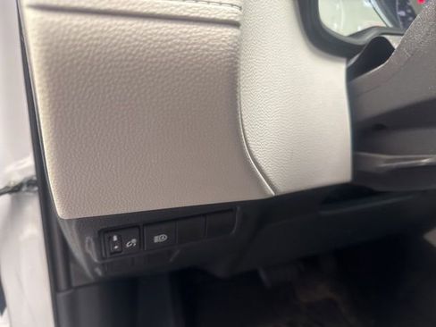 Used 2025 Toyota Corolla Cross LE image 14