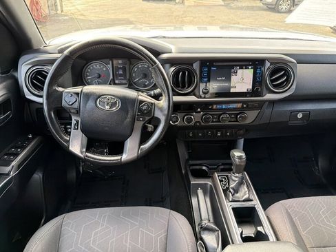 Used 2017 Toyota Tacoma TRD Off-Road w/ Premium & Technology Package AWD/4WD image 23