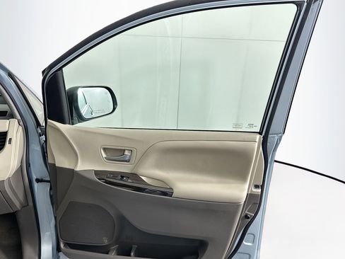 Used 2016 Toyota Sienna XLE image 33