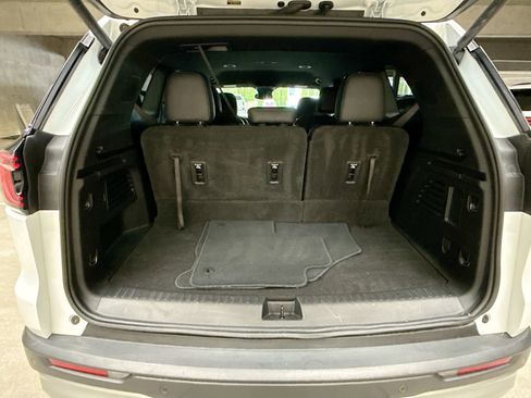 Used 2024 GMC Acadia Elevation image 29