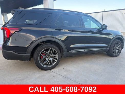 Used 2025 Ford Explorer ST-Line w/ ST-Line Street Pack AWD/4WD image 3