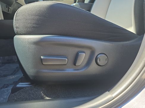 Used 2018 Toyota RAV4 XLE AWD/4WD image 29
