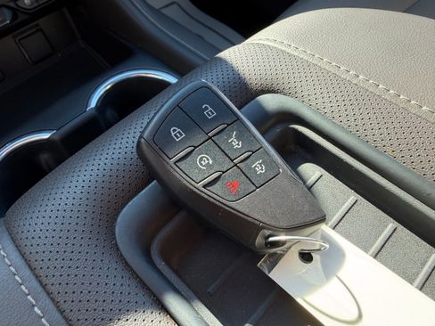 Used 2023 GMC Yukon SLT w/ SLT Premium Package image 16