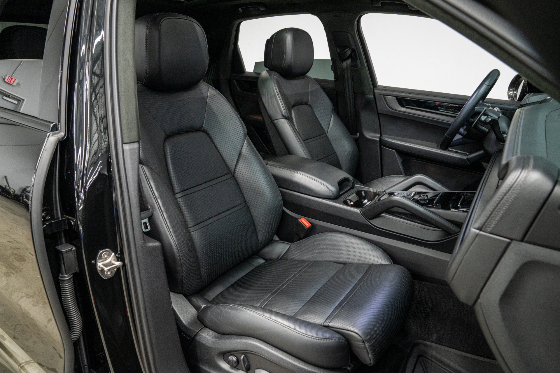 Used 2025 Porsche Cayenne GTS AWD/4WD image 24
