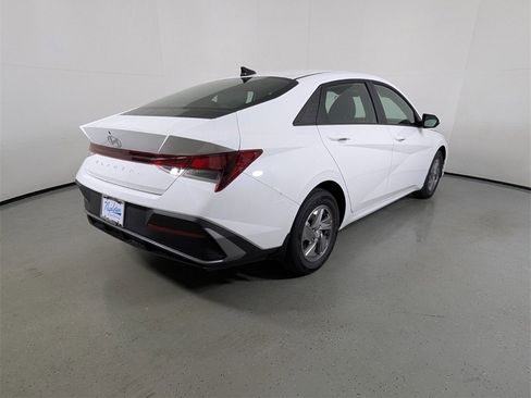 Certified 2025 Hyundai Elantra SE image 7