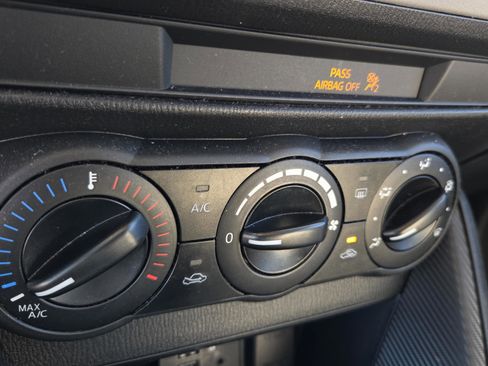 Used 2020 Toyota Yaris L image 25