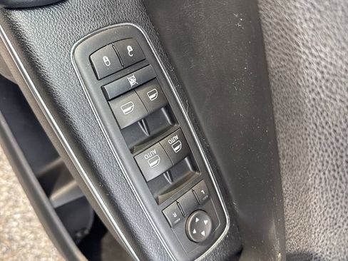 Used 2017 Chrysler 300 Limited image 11