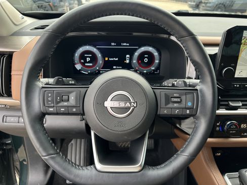 Used 2024 Nissan Pathfinder Platinum image 17