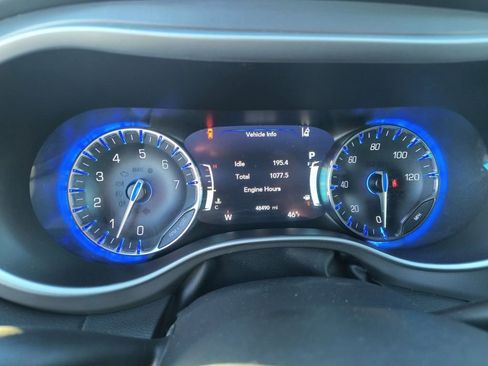 Used 2025 Chrysler Pacifica Select image 14