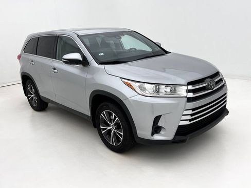 Used 2019 Toyota Highlander LE AWD/4WD image 2
