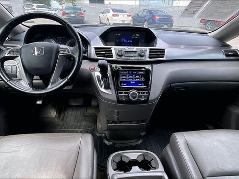 Used 2021 Chrysler Pacifica Touring-L FWD image 14