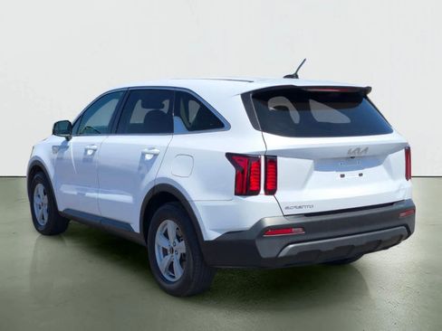 Used 2023 Kia Sorento LX image 5