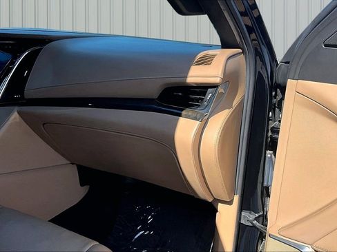 Used 2018 Cadillac Escalade ESV Platinum AWD/4WD image 13