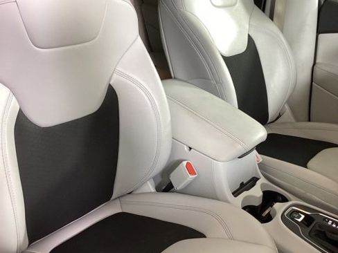 Used 2020 Jeep Cherokee Latitude Plus w/ Cold Weather Group image 17