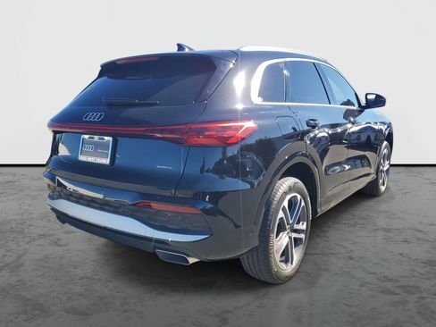 Used 2025 Audi Q5 Premium w/ Convenience Package image 4