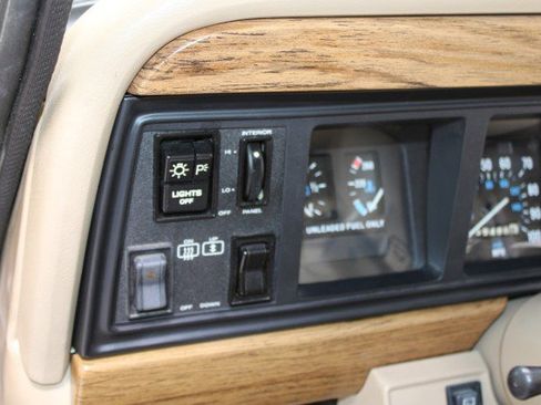 Used 1989 Jeep Grand Wagoneer image 48