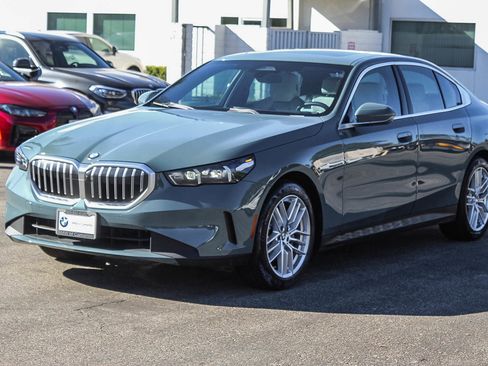Used 2024 BMW 530i w/ Premium Package image 3