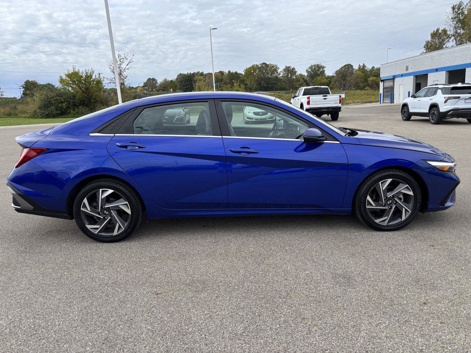 Used 2025 Hyundai Elantra Limited FWD image 8