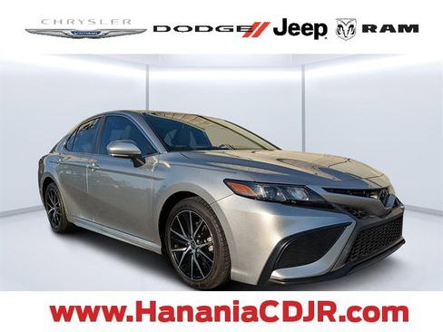 Used 2022 Toyota Camry SE image 1