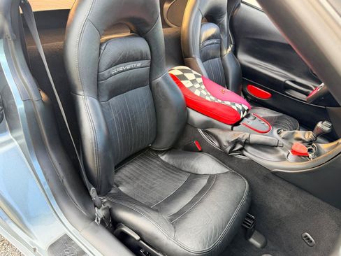 Used 2004 Chevrolet Corvette Coupe w/ Roof Package RWD image 17