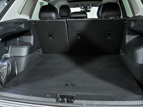 Used 2025 Volkswagen Tiguan SE w/ Panoramic Sunroof Package image 9