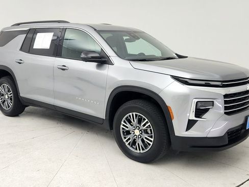 Certified 2025 Chevrolet Traverse LT w/ Driver Confidence Package image 1