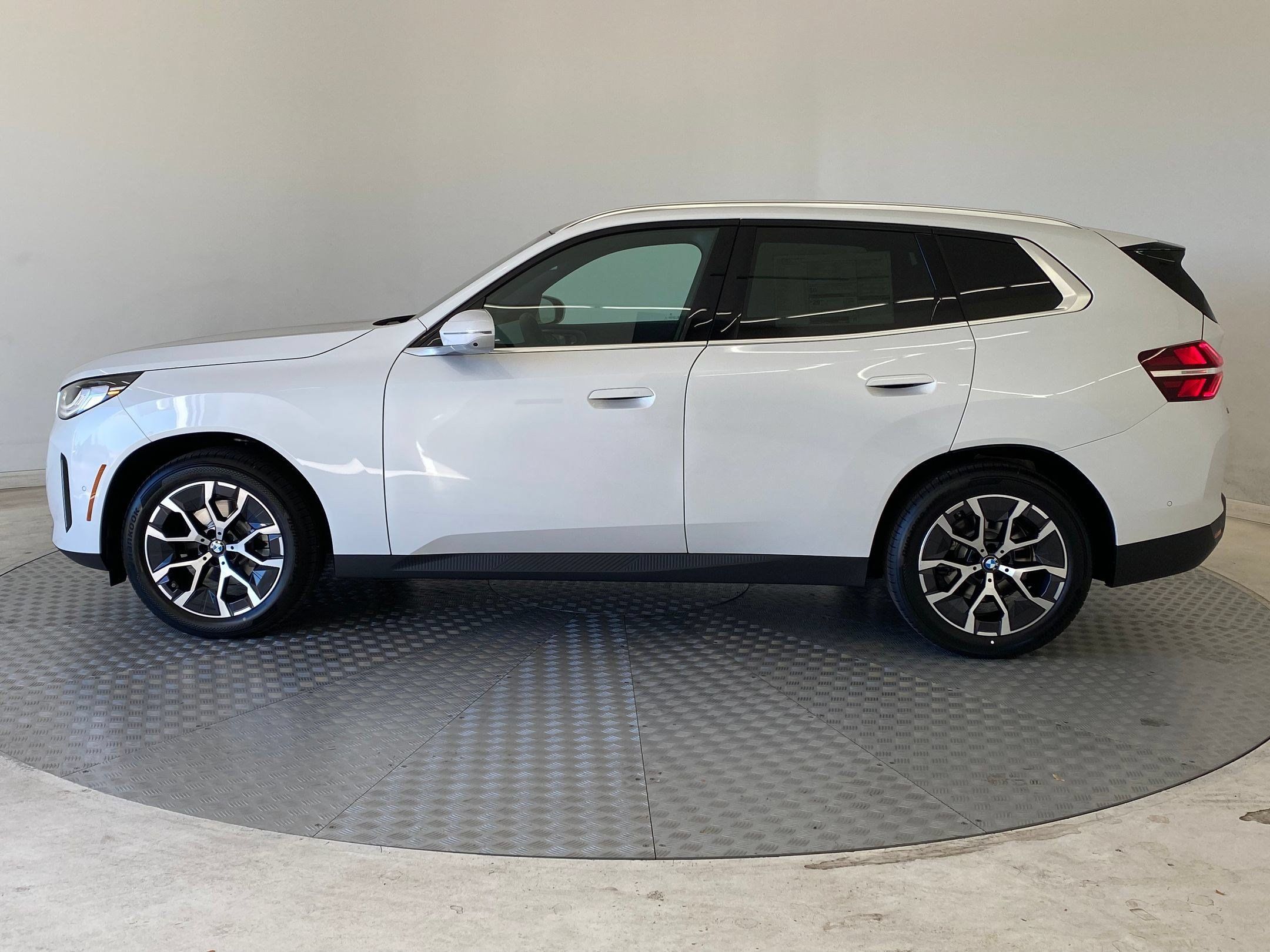 Used 2026 BMW X3 xDrive30i w/ Premium Package AWD/4WD image 2
