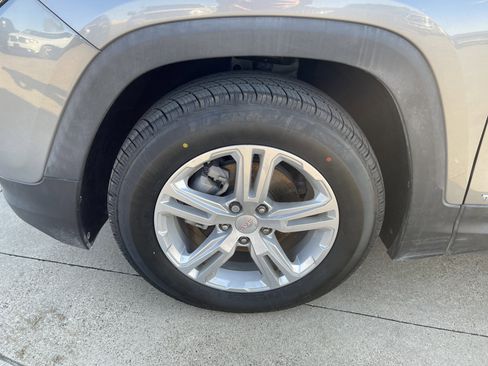 Used 2021 GMC Terrain SLE w/ Driver Convenience Package image 11