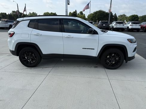 Used 2025 Jeep Compass Latitude w/ Convenience Group AWD/4WD image 9